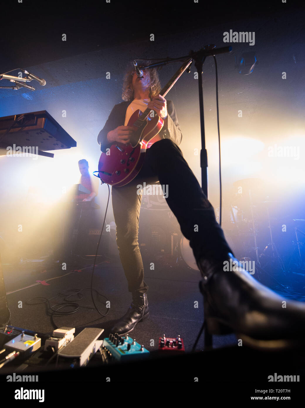 Assassini, il chitarrista Dave Keuning eseguendo a Glasgow per un pranzo folla presso il rinomato King Tuts wah wah Hut in Glasgow. Foto Stock