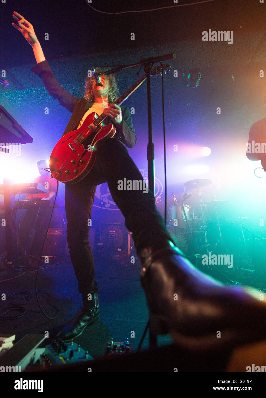 Assassini, il chitarrista Dave Keuning eseguendo a Glasgow per un pranzo folla presso il rinomato King Tuts wah wah Hut in Glasgow. Foto Stock