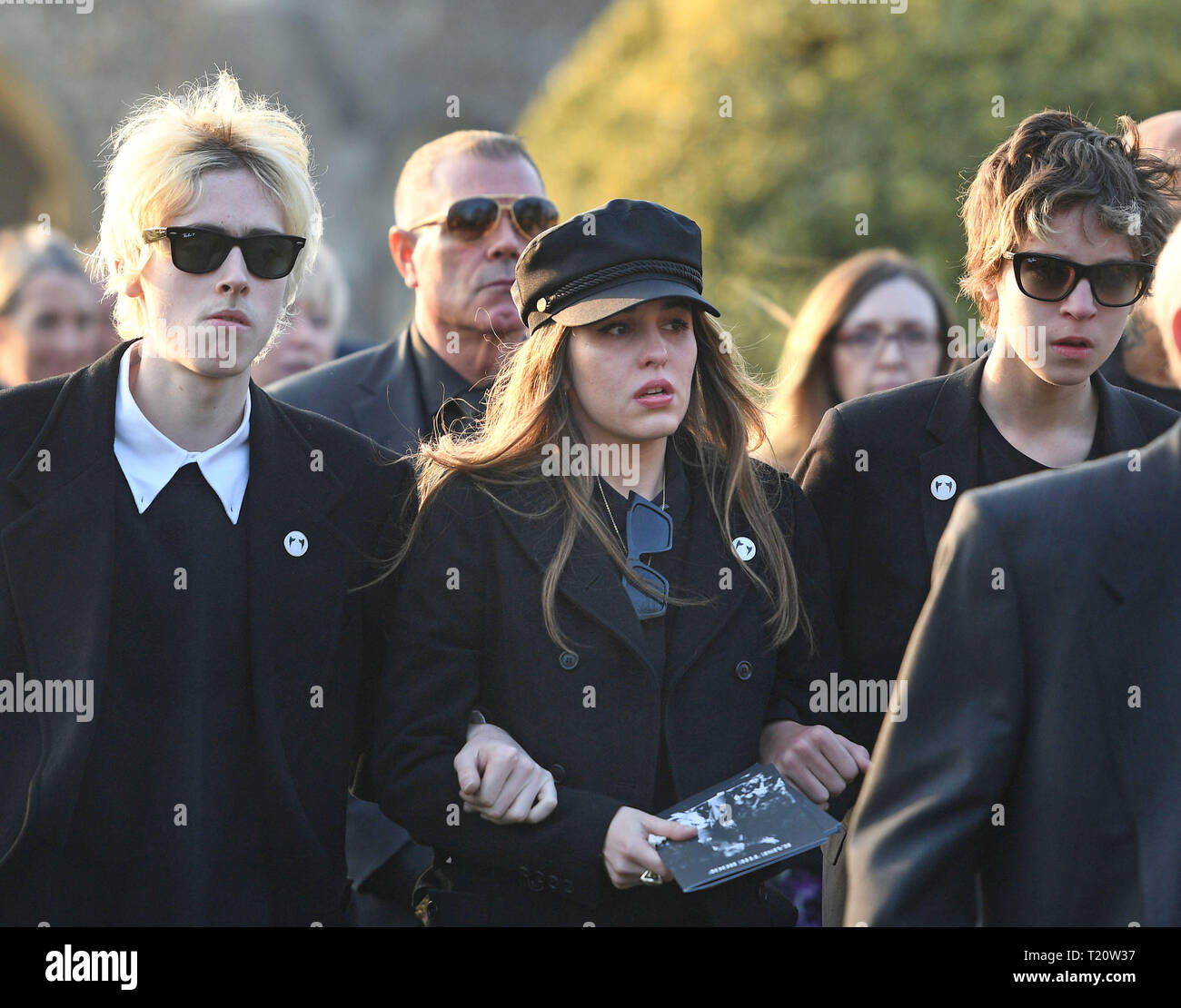 Ritrasmettere la correzione di nome da LENNON GALLAGHER A ACE HOWLETT corretta didascalia qui di seguito (da sinistra a destra) Gene Gallagher, Rachel Howlett e Ace Howlett dopo i funerali di Keith Flint la chiesa di Saint Mary a Bocking, Essex. Foto Stock