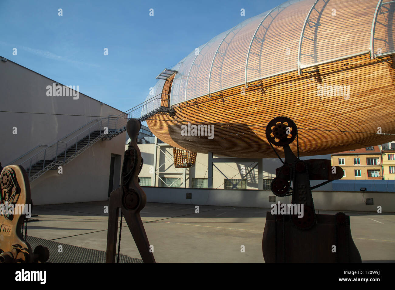 Praga Repubblica Ceca, febbraio 25, 2019: dirigibile Gulliver sul tetto Praga Galleria DOX Foto Stock