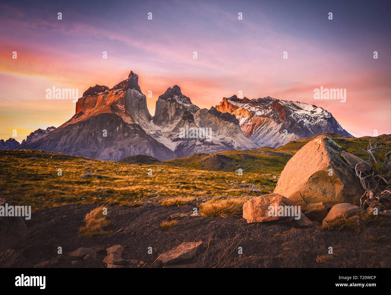 La bellissima alba in Patagonia Cile Parco Nazionale Torres del Paine con un bel cielo colorato Foto Stock