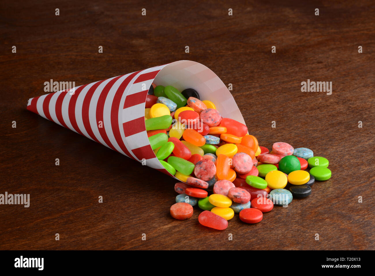 Closeup miscelati candy nel cono di carta Foto Stock