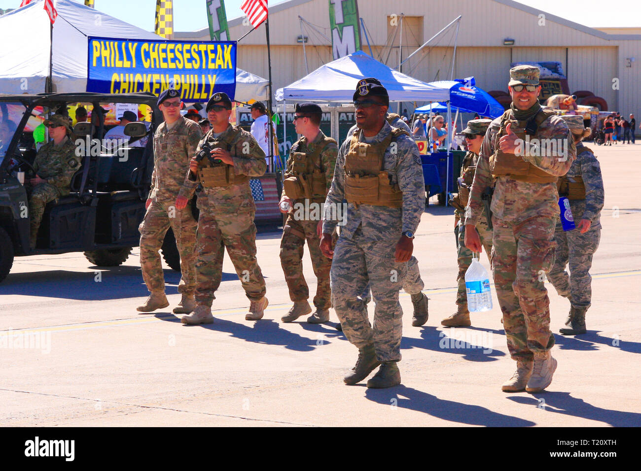 Personale militare statunitense godendo la giornata a Davis-Monthan AFB su airshow di giorno in Tucson AZ Foto Stock