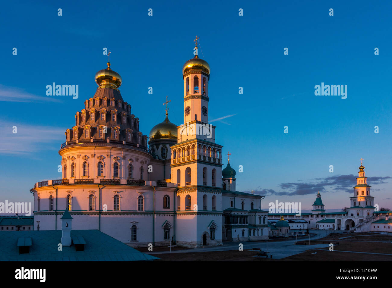 La risurrezione Cattedrale del nuovo monastero di Gerusalemme al tramonto, Istria, regione di Mosca, Russia. Foto Stock