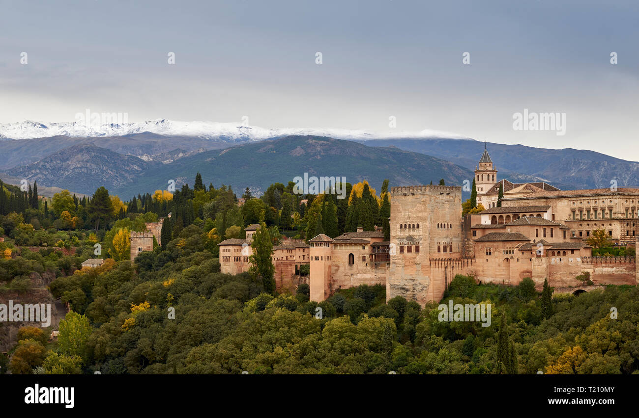 Spagna Andalusia Granada La Alhambra il castello in autunno con la neve sulle montagne della Sierra Nevada Foto Stock