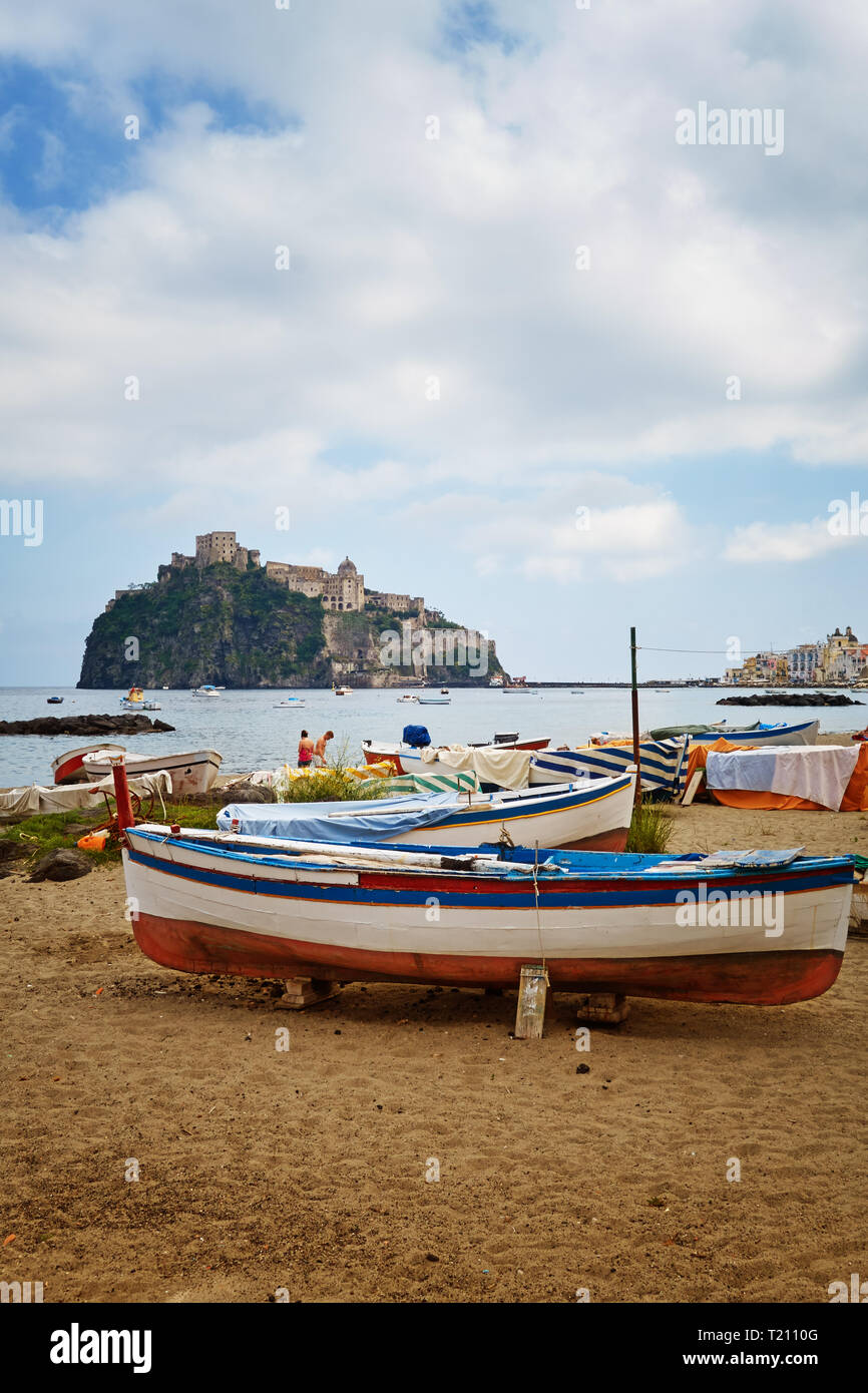 Barche di pescatori sulla spiaggia di Ischia Foto Stock