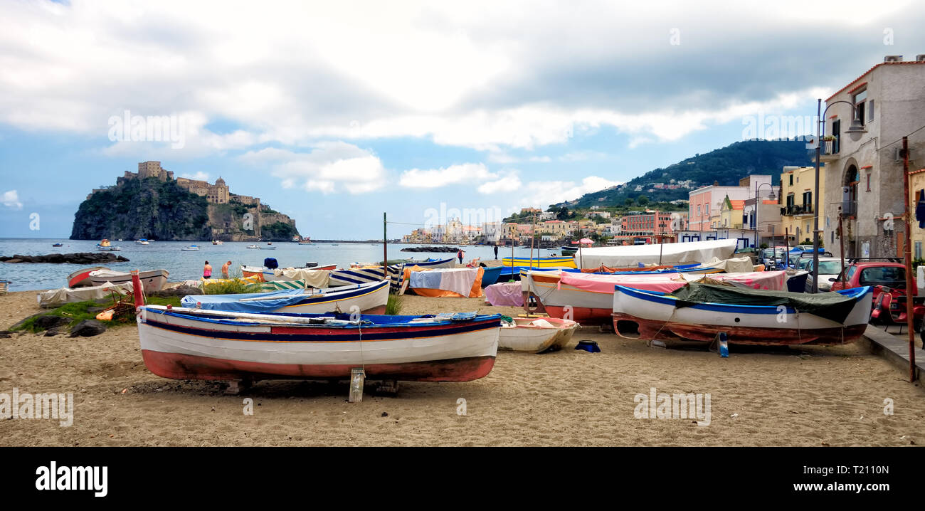 Barche di pescatori sulla spiaggia di Ischia Foto Stock