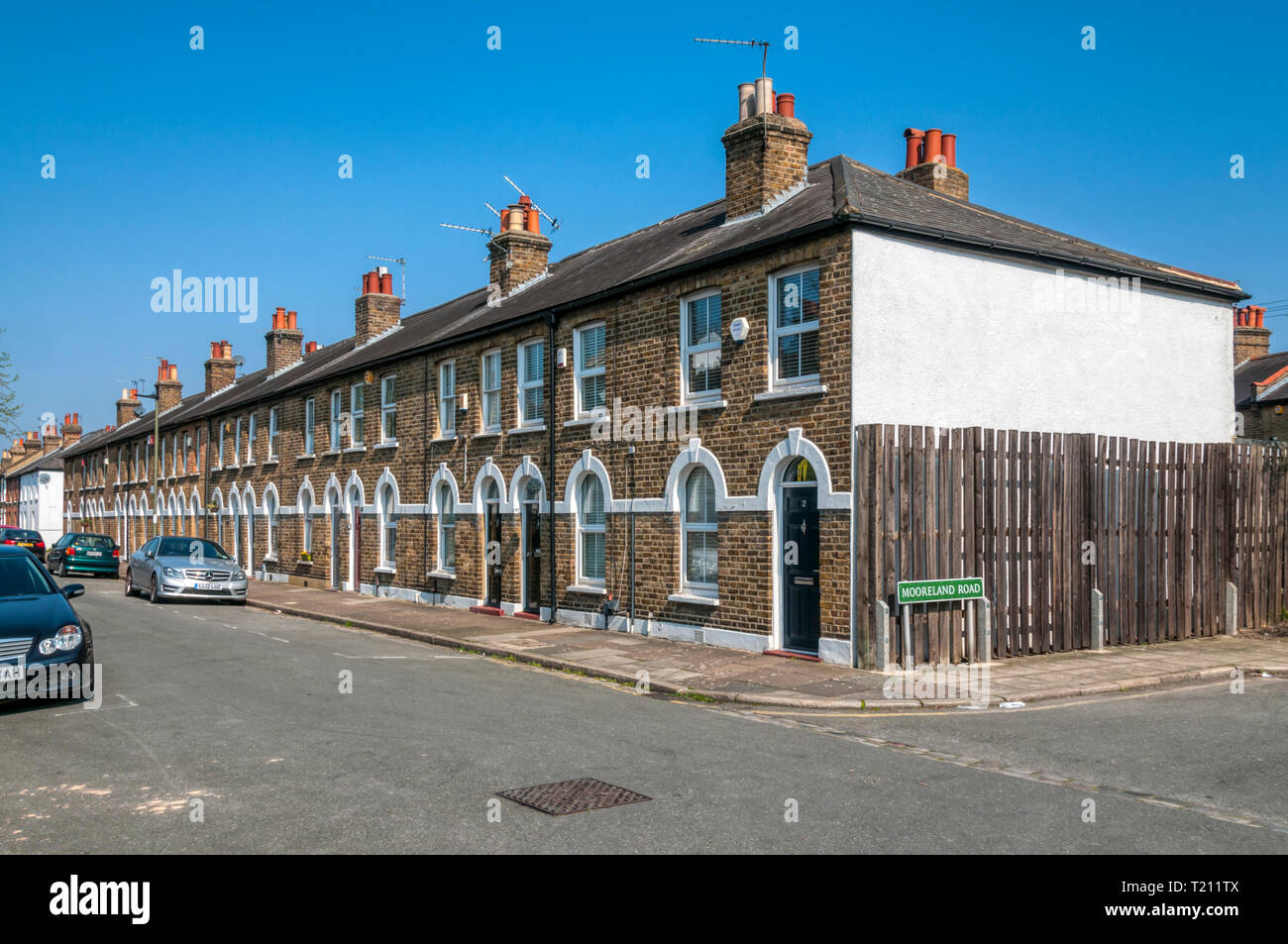 Una strada suburbana di piccole ottocento case a schiera a Bromley, a sud di Londra. Foto Stock