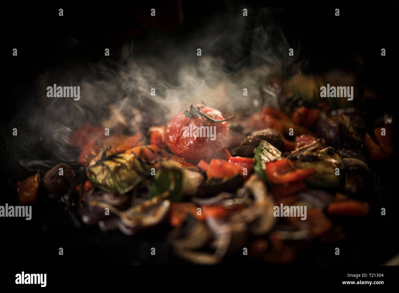 Verdure fritte con erbe aromatiche Foto Stock