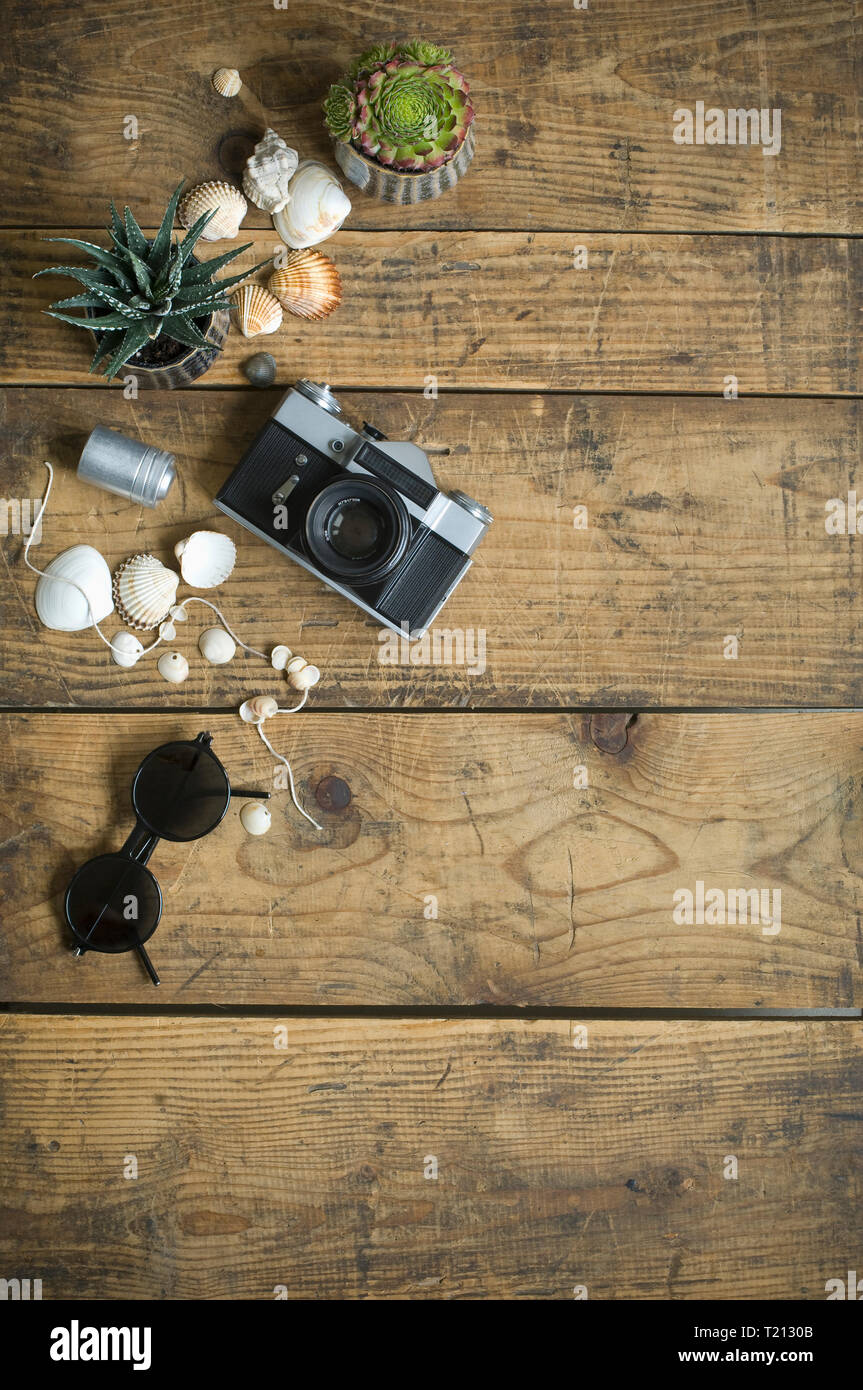 Accessori da viaggio su sfondo di legno Foto Stock