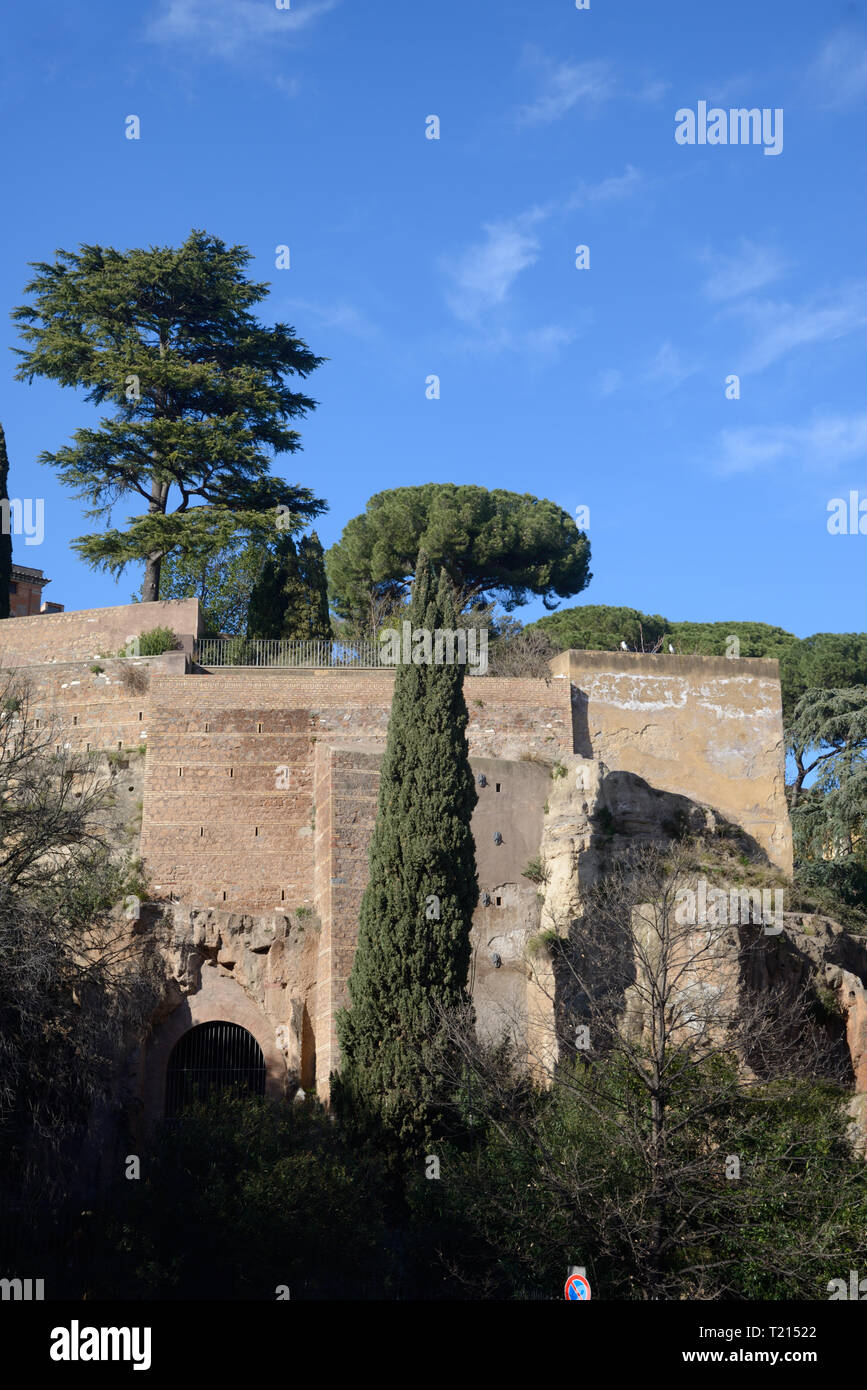 Tarpeian Rock o rocce Tarpeian sul Campidoglio, sito di esecuzione e la punizione nell Antica Roma Italia Foto Stock