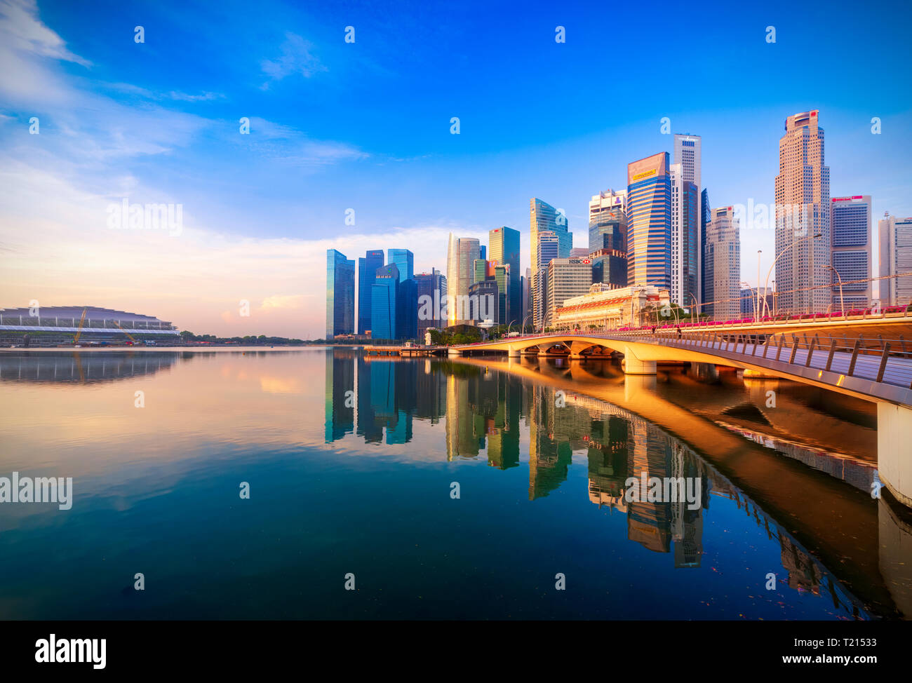 Singapore, il quartiere finanziario, edifici alti in serata Foto Stock