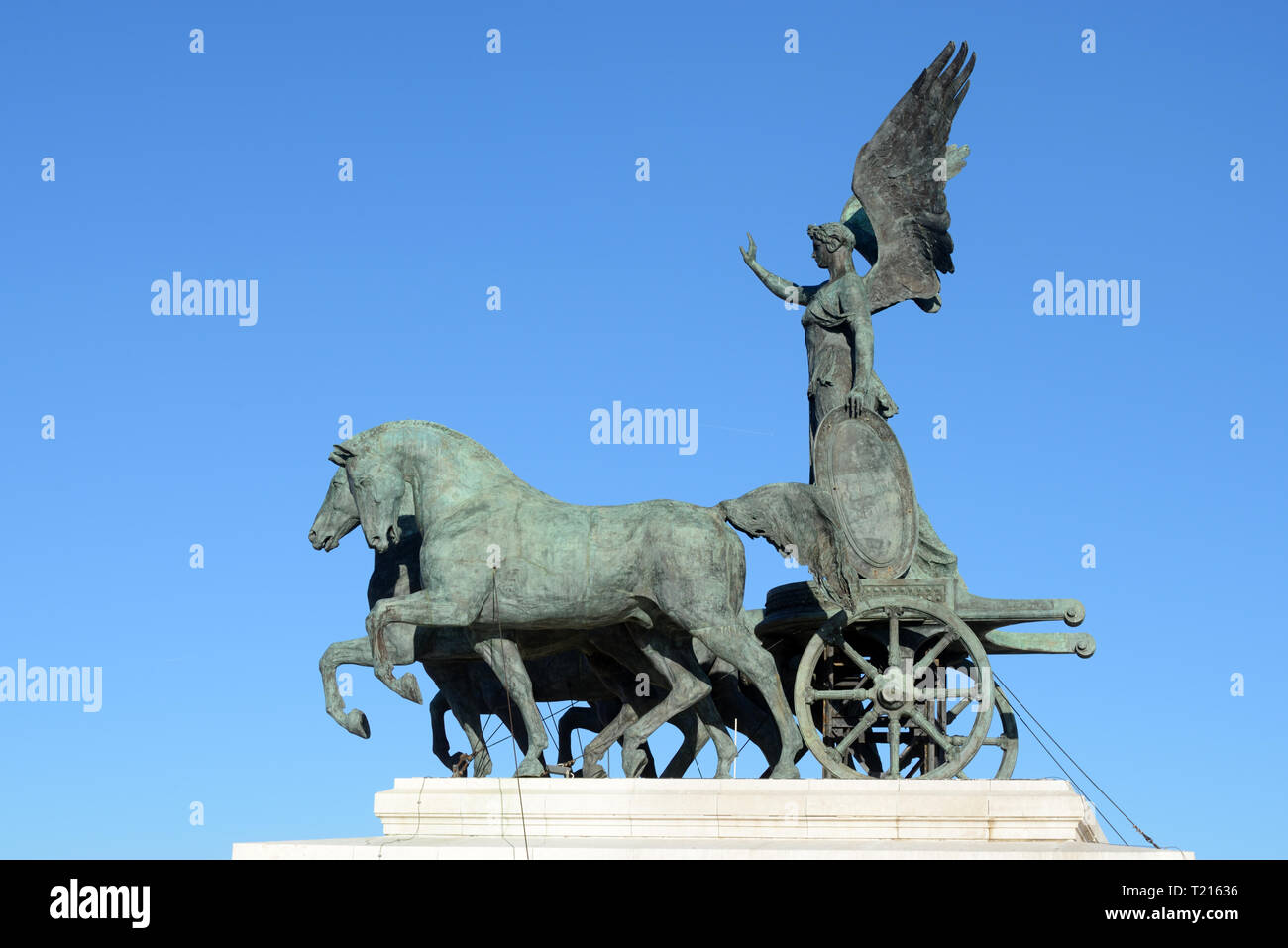 Quadriga di bronzo Racing & Chariot Charioteer o vittoria alata scultura in cima a Vittorio Emanuele II monumento (1885-1935) Roma Italia Foto Stock