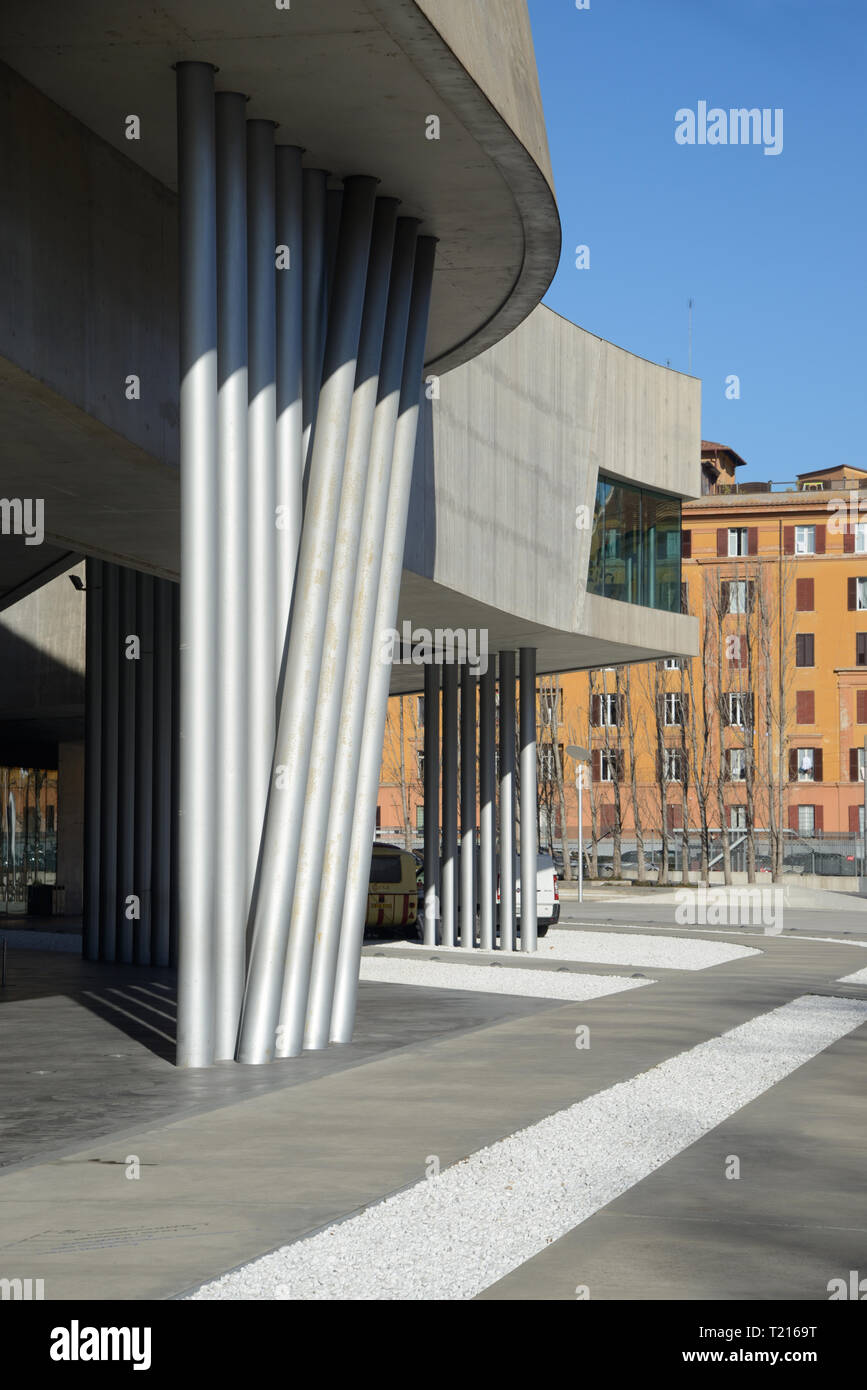 Colonne di metallo in ingresso al MAXXI Arte Galleria o Art Museum e il Museo Nazionale del xxi secolo arti, Roma progettato da Zaha Hadid nel 2010 Foto Stock