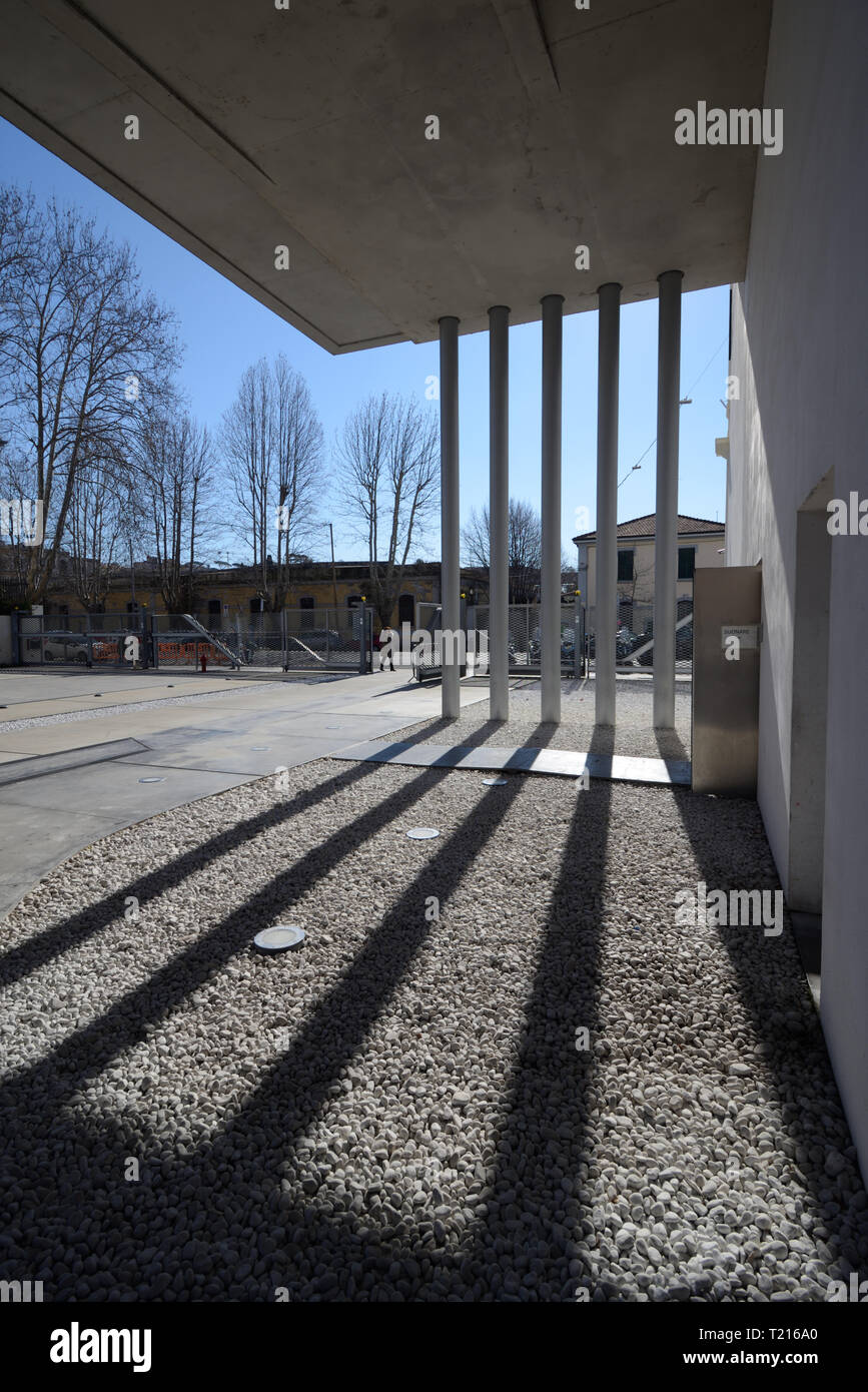 Colonne di metallo in ingresso al MAXXI Arte Galleria o Art Museum e il Museo Nazionale del xxi secolo arti, Roma progettato da Zaha Hadid nel 2010 Foto Stock