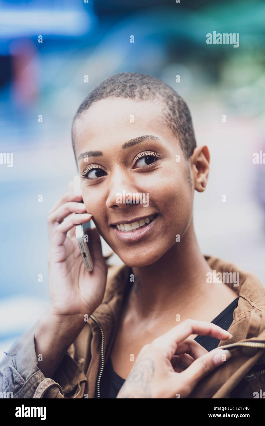 Una donna afro-brasiliana in Sao Paulo utilizzando il suo telefono in strada Foto Stock