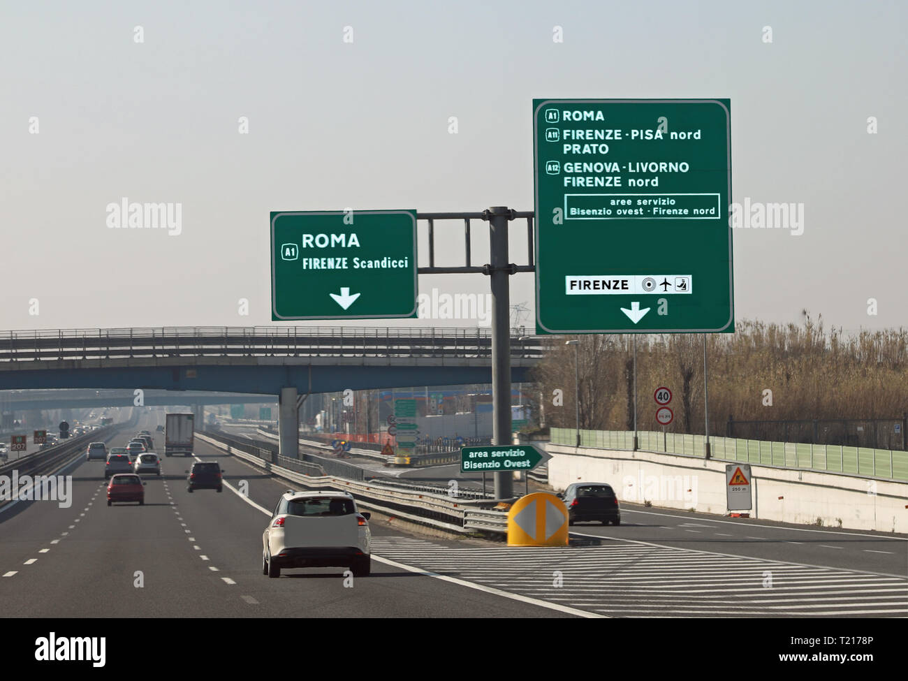 Nodo stradale in autostrada italiana e indicazione di Roma Firenze e più  località italiane Foto stock - Alamy