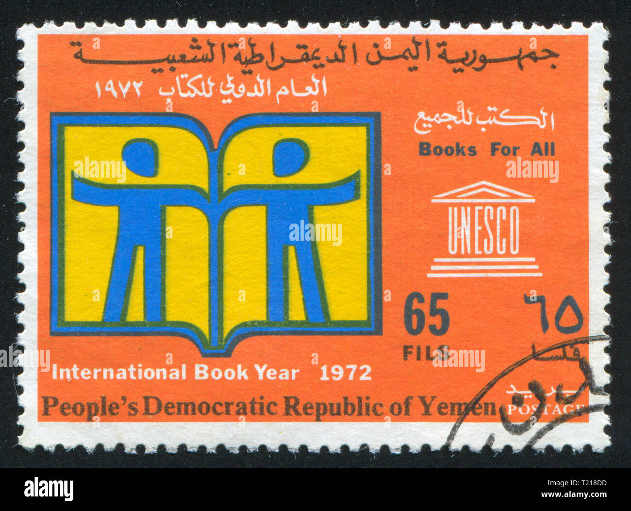 YEMEN - circa 1972: timbro stampato da Yemen, mostra Prenota anno emblema, circa 1972 Foto Stock