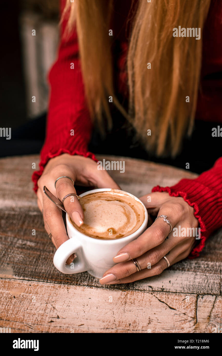 Donna di mani tazza di caffè, close-up Foto Stock
