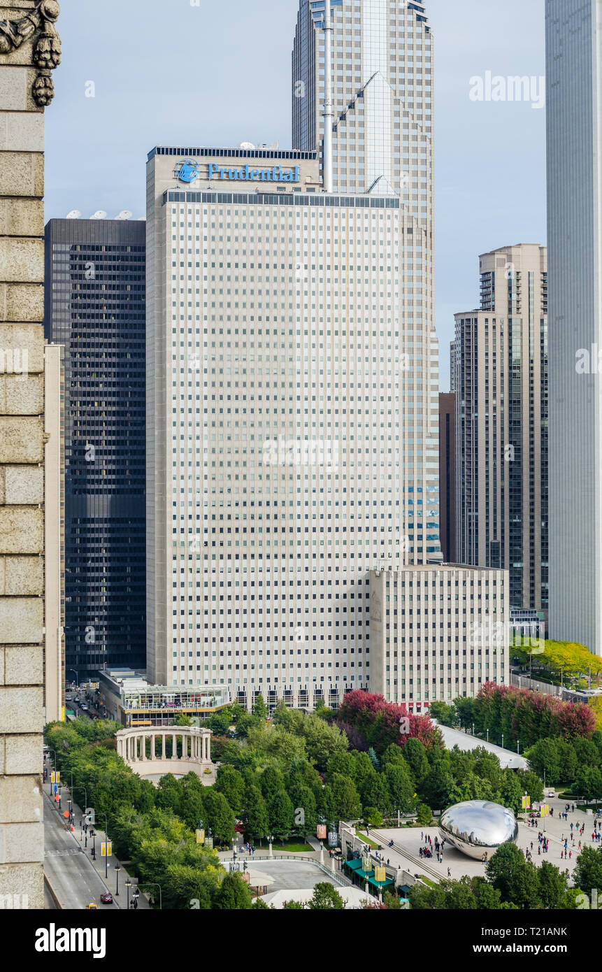 L'esterno dell'edificio prudenziali compresa Millennium Park e Cloud Gate Foto Stock