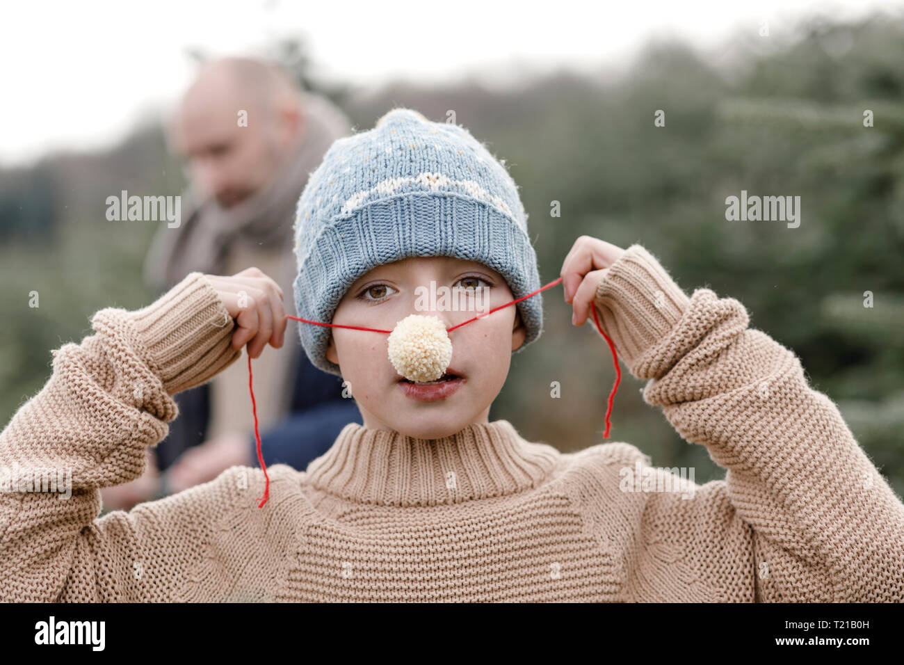Ritratto di un ragazzo mettendo sul naso di lana Foto Stock
