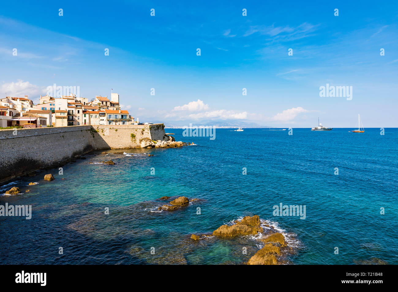 Francia, Provence-Alpes-Côte d'Azur, Antibes, la città vecchia con il castello Grimaldi e la parete della città Foto Stock