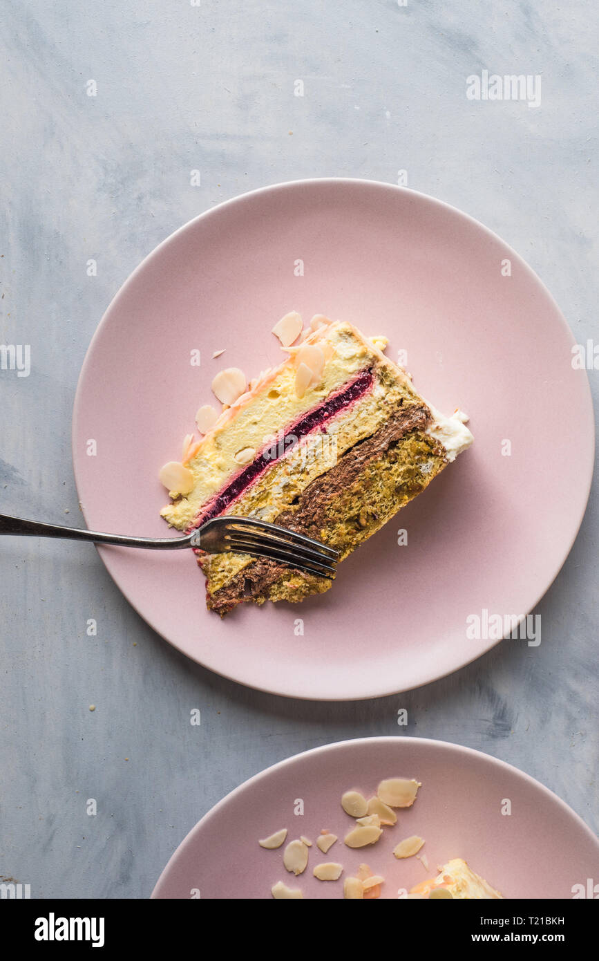 Vista aerea di una fetta di mousse al cioccolato la torta su un piatto rosa Foto Stock