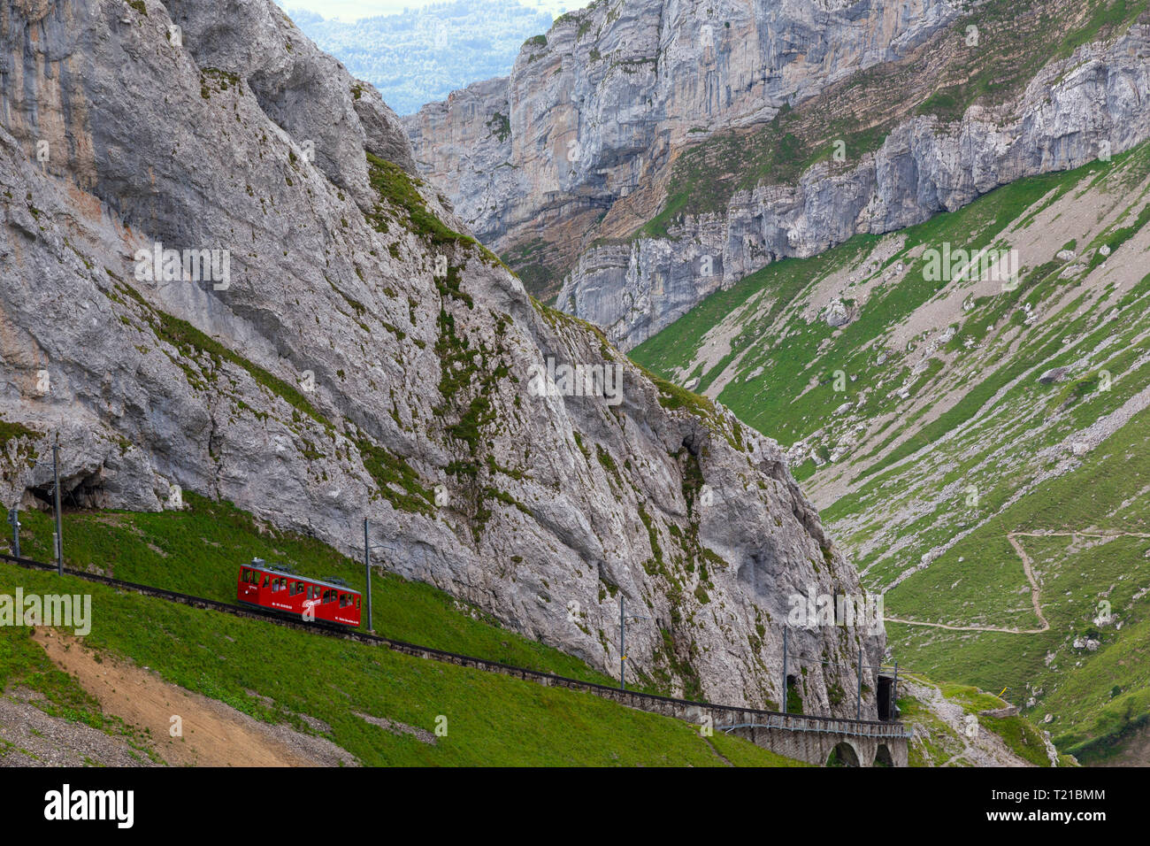 Ferrovia a cremagliera per il Monte Pilatus, un ricreative montagna vicino a Lucerna, il 48% di pendenza che lo rende il più ripido ruota dentata railw Foto Stock