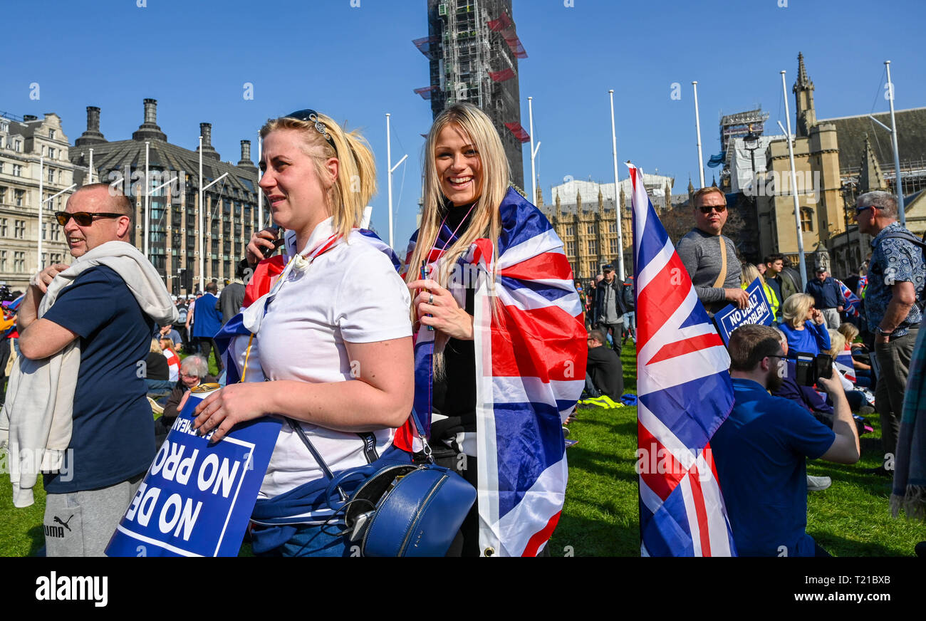 Londra, Regno Unito. 29 Mar, 2019. Migliaia di Pro Brexit sostenitori unisciti alla Brexiteers Rally in piazza del Parlamento Londra oggi come mostrano la loro rabbia per non lasciare la UE oggi causando caos del traffico nella città . MP sono seduta di oggi al dibattito di lasciare il Parlamento europeo il giorno in cui è stato originariamente doveva accadere Credito: Simon Dack/Alamy Live News Foto Stock