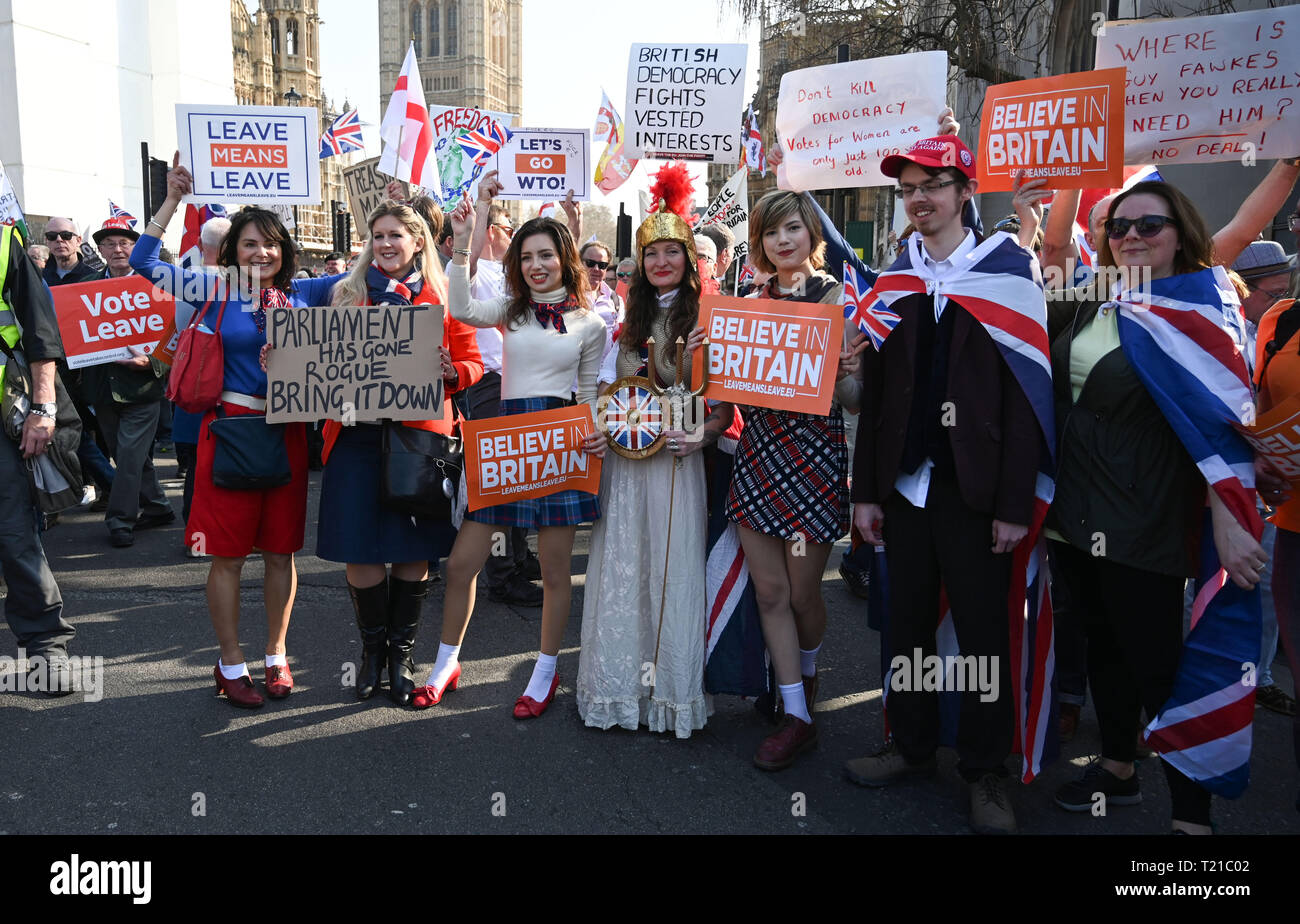Londra, Regno Unito. 29 Mar, 2019. Migliaia di Pro Brexit sostenitori unisciti alla Brexiteers Rally in piazza del Parlamento Londra oggi come mostrano la loro rabbia per non lasciare la UE oggi causando caos del traffico nella città . MP sono seduta di oggi al dibattito di lasciare il Parlamento europeo il giorno in cui è stato originariamente doveva accadere Credito: Simon Dack/Alamy Live News Foto Stock