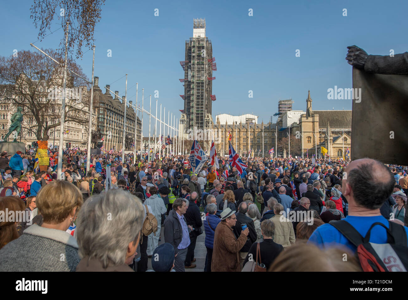 Westminster London, Regno Unito. 29 marzo, 2019. Migliaia di sostenitori di lasciare raccogliere al di fuori del Parlamento come MPs respingere il primo ministro per il ritiro di trattare con 58 voti. Marzo a lasciare il rally si raccoglie in piazza del Parlamento per ascoltare Nigel Farage parlare. Un separato rendono accadere Brexit rally avviene in Whitehall, organizzata dall'UKIP con EDL di Tommy Robinson. Credito: Malcolm Park/Alamy Live News. Foto Stock