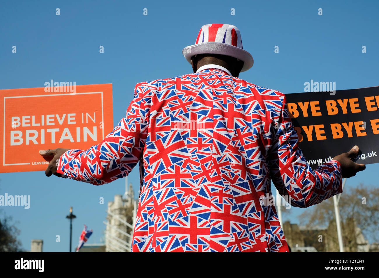 Brexitland Bye Bye - Un Brexit lasciare sostenitore indossando un unione patriottica Jack flag tuta al di fuori di Westminster, Brexit giorno 1.0, significativa votazione 2.5, Westminster London, Regno Unito. 29 MAR 2019: Credito BrexPics/Alamy Foto Stock