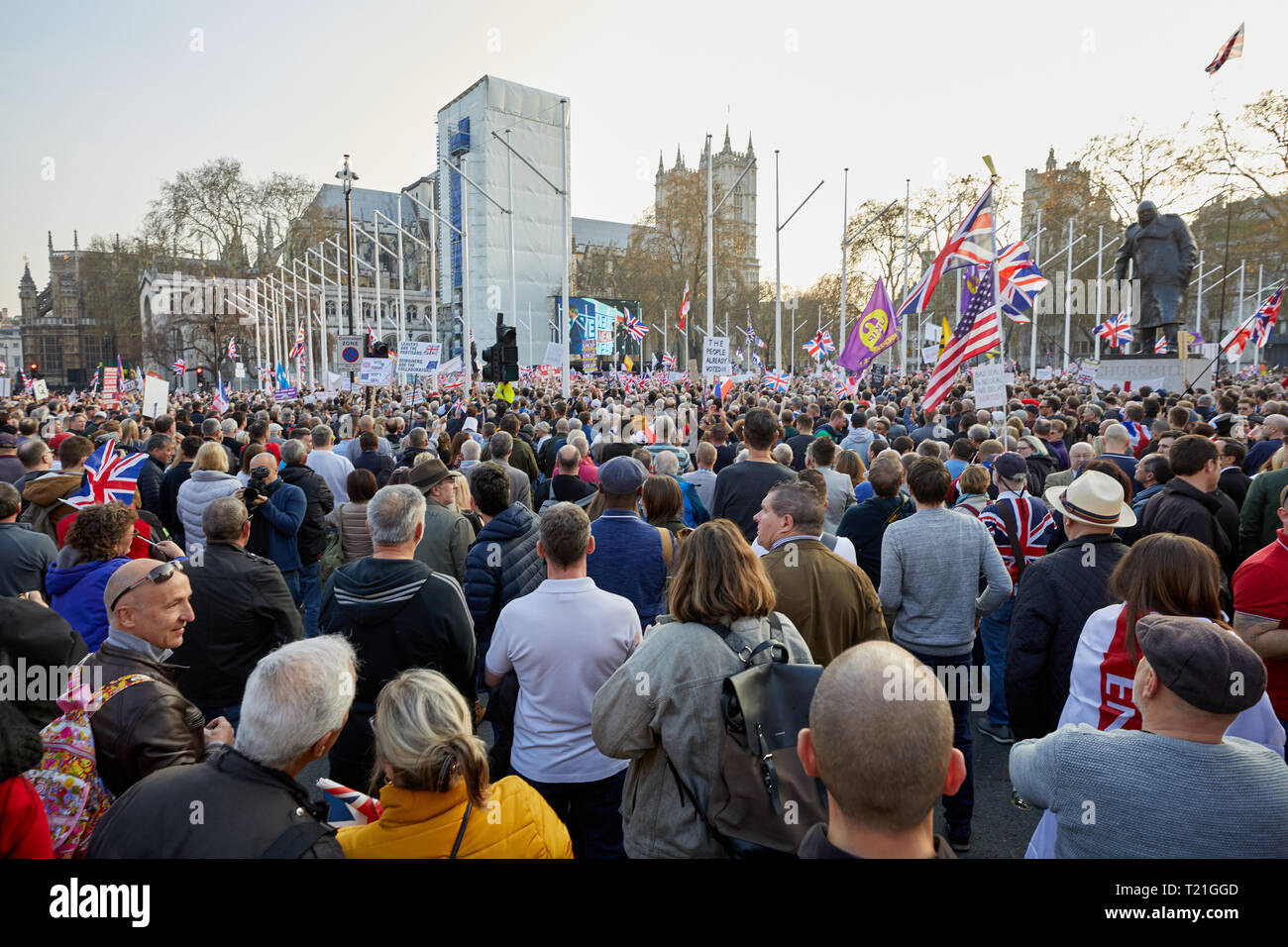 Londra, Regno Unito. 29 Mar, 2019. Migliaia di manifestanti si riuniscono in piazza del Parlamento per dimostrare il giorno in cui il Regno Unito dovrebbe avere lasciato l'UE. Credito: Kevin J. Frost/Alamy Live News Foto Stock