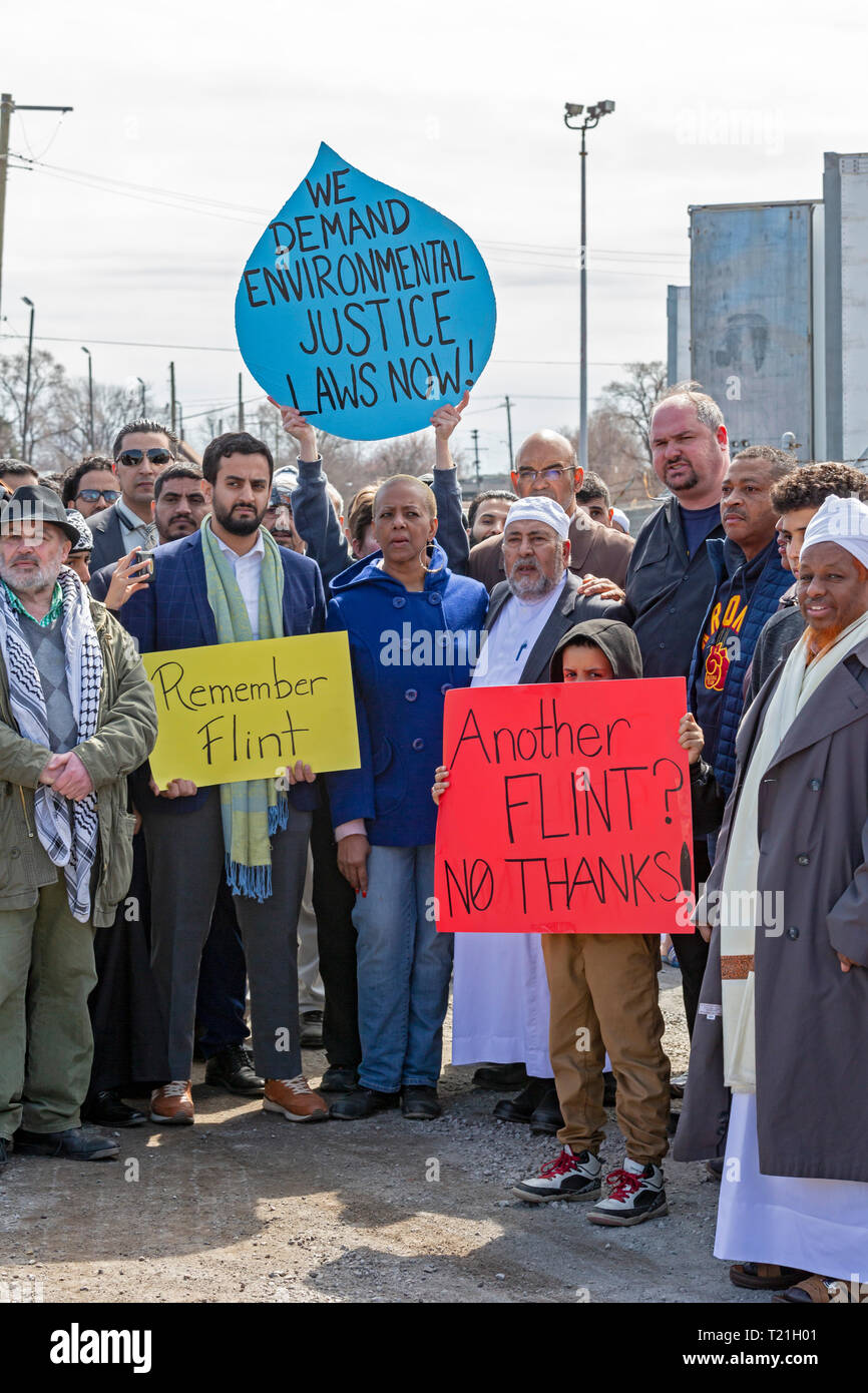 Detroit, Michigan, Stati Uniti d'America. 29 Mar, 2019. Dopo la preghiera del venerdì al Masjid (moschea) Muath Bin Jabel, persone hanno marciato al vicino a noi ecologia impianto di opporsi a un progetto di espansione dell'impianto di smaltimento di rifiuti pericolosi. La pianta è vicino a basso reddito, la maggior parte immigrati quartiere. Credito: Jim West/Alamy Live News Foto Stock