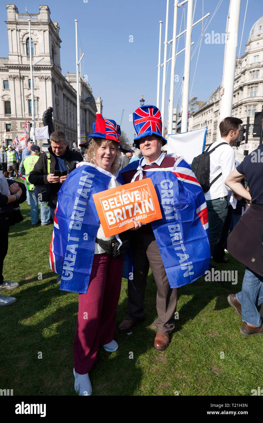 I manifestanti che manifestano contro il ritardo di Brexit il giorno in cui il Regno Unito dovrebbe avere lasciato l'UE Foto Stock