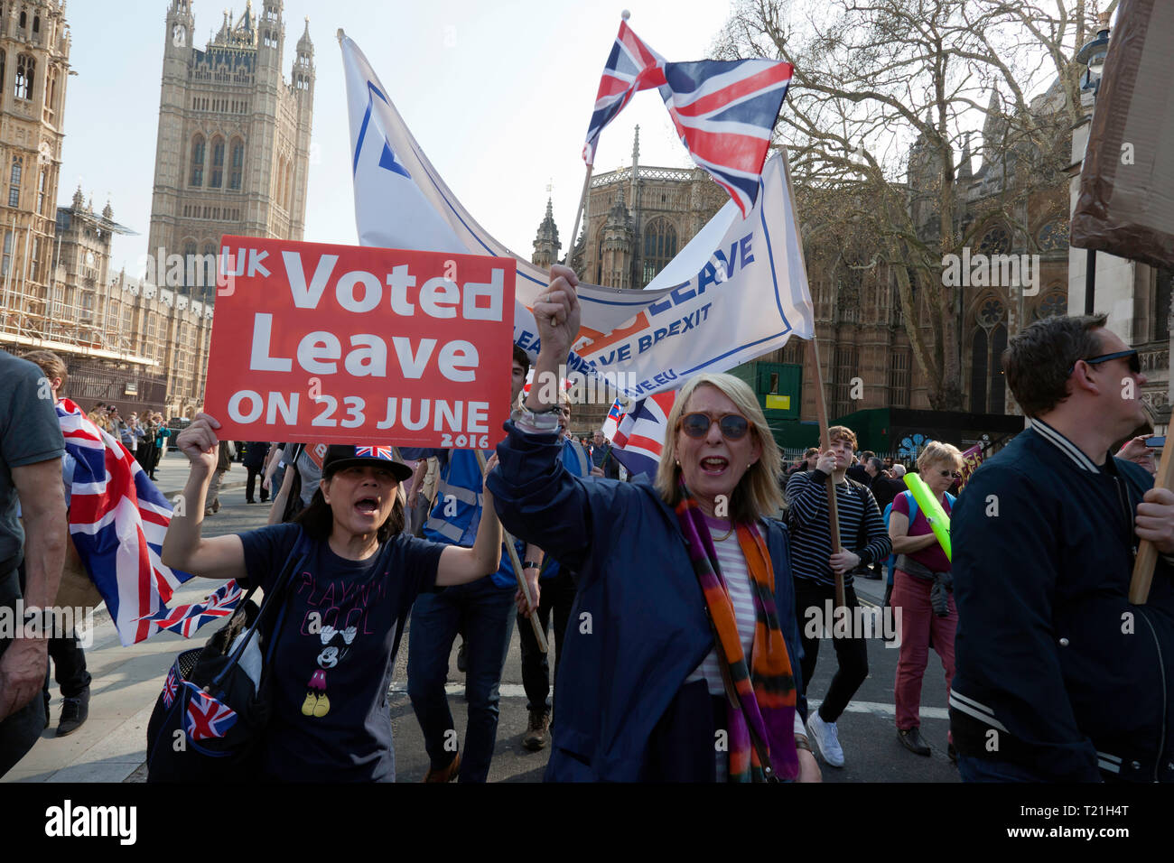I manifestanti marciano al di fuori del Parlamento per dimostrare contro il ritardo di Brexit il giorno in cui il Regno Unito dovrebbe avere lasciato l'UE Foto Stock