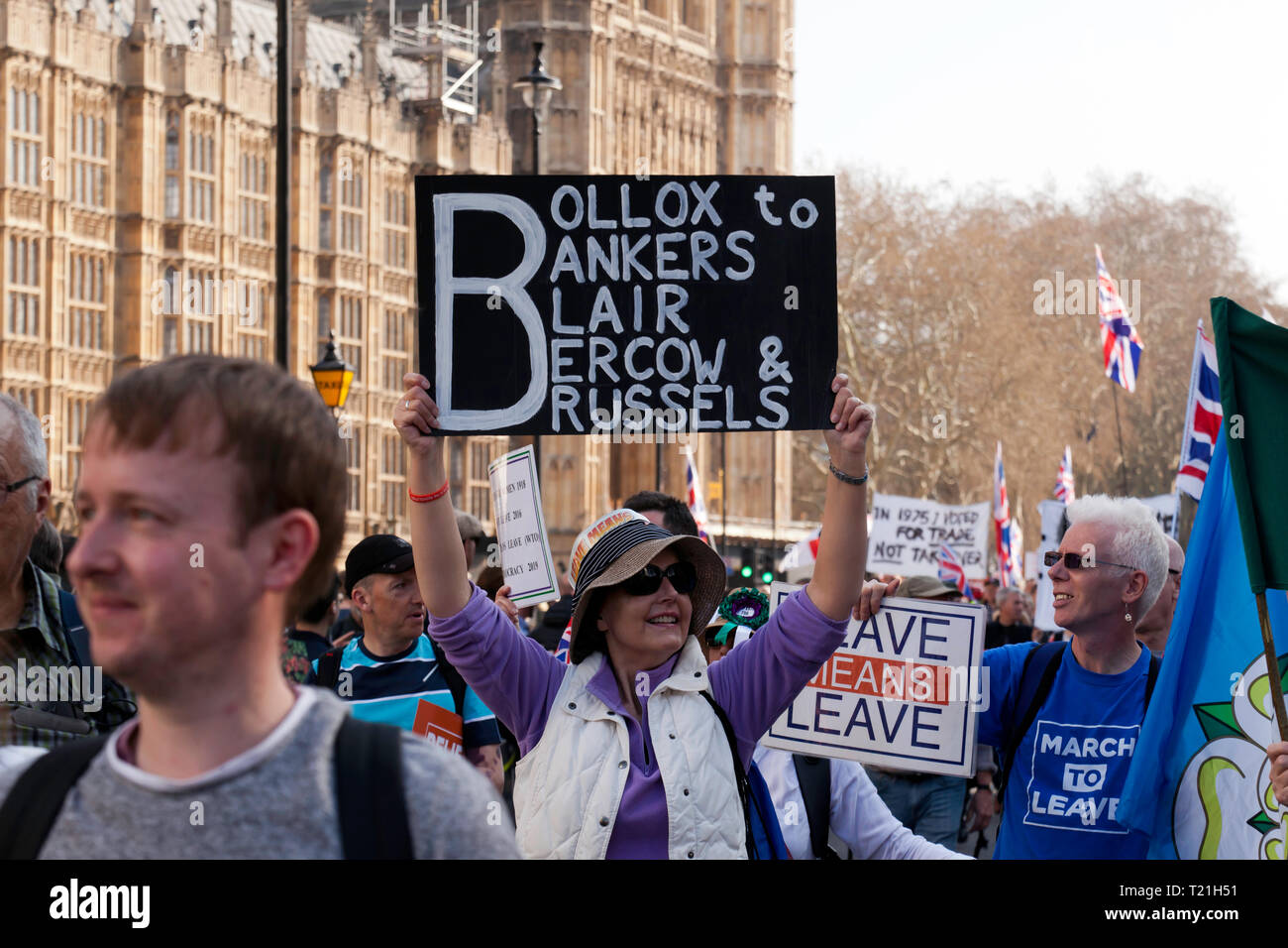 I manifestanti marciano dalla Casa del Parlamento a dimostrare contro il ritardo di Brexit il giorno in cui il Regno Unito dovrebbe avere lasciato l'UE Foto Stock