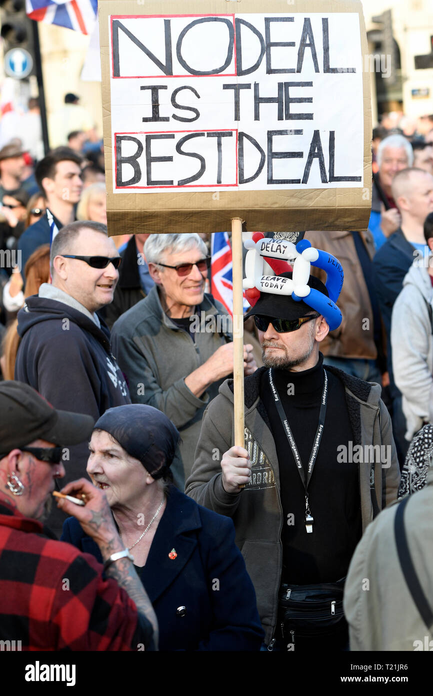 Un manifestante visto tenendo un cartello che dice " no Deal è il miglior affare' durante il congedo significa lasciare rally a Londra. Un lasciare significa lasciare pro Brexit marzo iniziato il 16 Marzo a Sunderland, UK e si è conclusa con un rally in piazza del Parlamento il 29 marzo a Londra, lo stesso giorno che il Regno Unito ha pianificato di lasciare l'Unione europea. Pro Brexit manifestanti radunati in Piazza del Parlamento per esigere dal governo per fornire ciò che è stato promesso e lasciare l'Unione europea senza una trattativa. Nigel Farage e Tommy Robinson erano visti dare discorsi ai loro sostenitori in diverse fasi durante il pro Brex Foto Stock