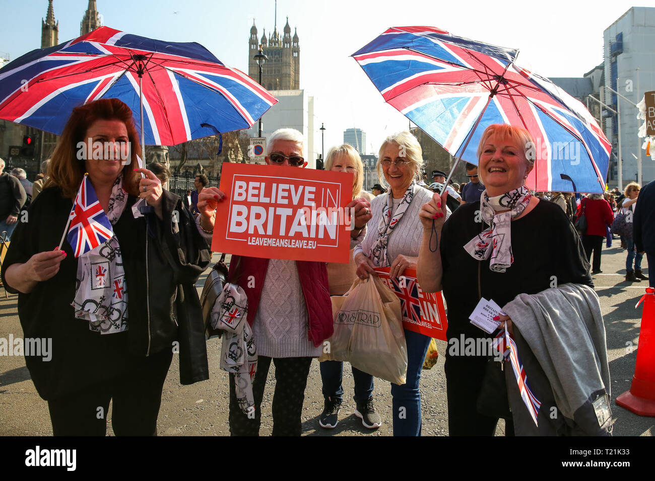 Londra, Regno Unito. 29 Mar, 2019. I dimostranti sono visti al di fuori del Parlamento tenendo cartelloni sotto Unione Jack ombrelloni durante la dimostrazione. Lasciare gli attivisti di protesta contro il ritardo di Brexit, il giorno che il Regno Unito era dovuto a lasciare l'Unione europea. Il Primo Ministro inglese Theresa Maggio Brexit della trattativa è stata sconfitta per un terzo tempo da un margine di 58 voti. Credito: SOPA Immagini limitata/Alamy Live News Foto Stock