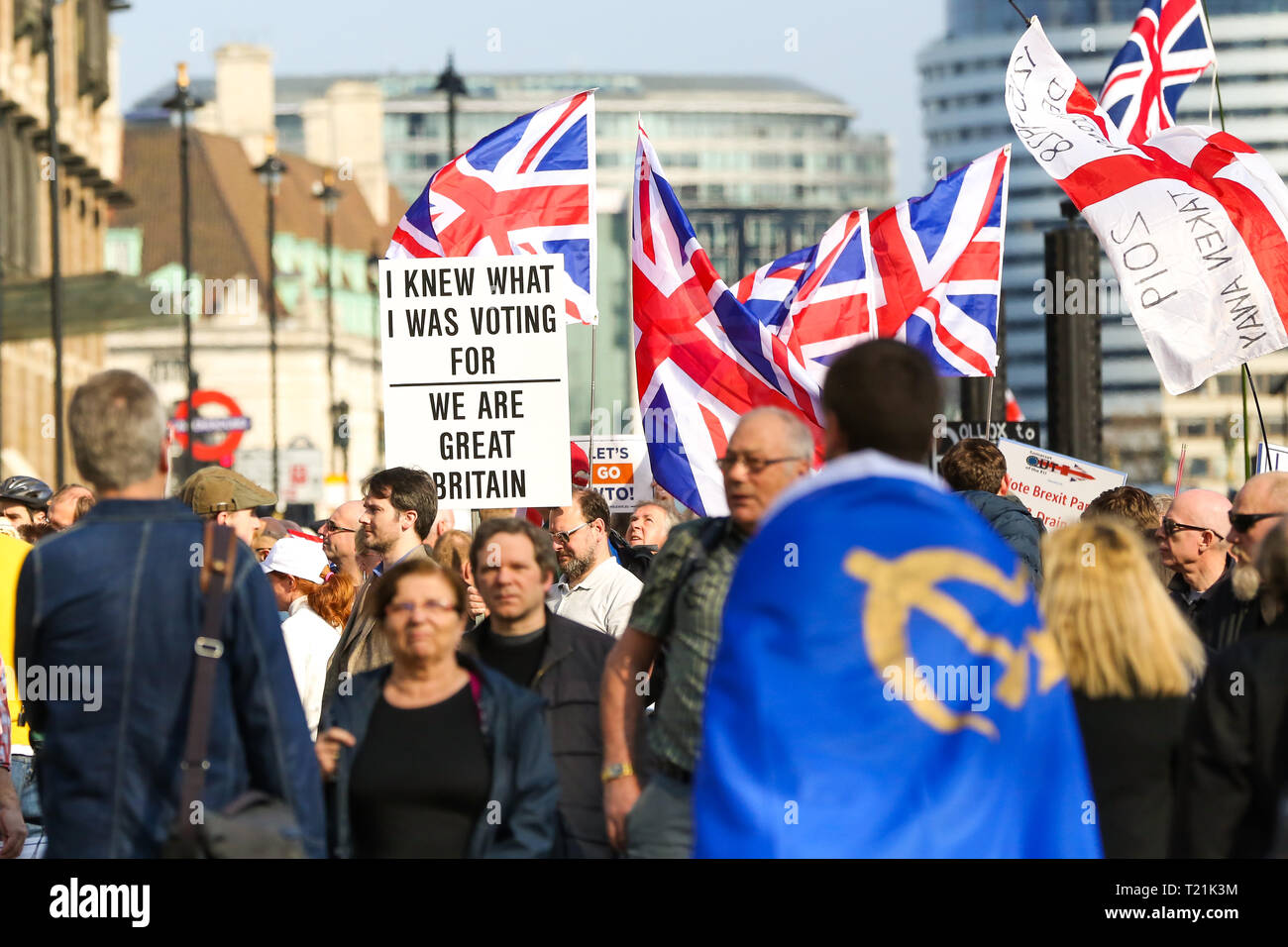 Londra, Regno Unito. 29 Mar, 2019. I dimostranti sono visti tenendo cartelloni e martinetti di unione al di fuori del Parlamento durante la protesta. Lasciare gli attivisti di protesta contro il ritardo di Brexit, il giorno che il Regno Unito era dovuto a lasciare l'Unione europea. Il Primo Ministro inglese Theresa Maggio Brexit della trattativa è stata sconfitta per un terzo tempo da un margine di 58 voti. Credito: SOPA Immagini limitata/Alamy Live News Foto Stock
