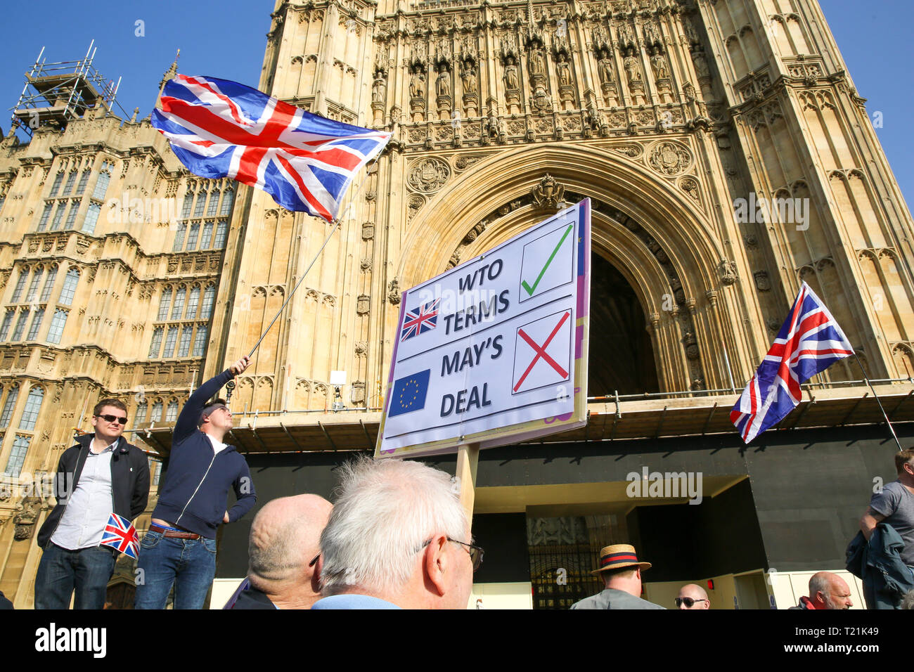 Londra, Regno Unito. 29 Mar, 2019. I dimostranti sono visti con cartelli e Union Jack Flag in parte anteriore del Victoria torre durante la dimostrazione. Lasciare gli attivisti di protesta contro il ritardo di Brexit, il giorno che il Regno Unito era dovuto a lasciare l'Unione europea. Il Primo Ministro inglese Theresa Maggio Brexit della trattativa è stata sconfitta per un terzo tempo da un margine di 58 voti. Credito: SOPA Immagini limitata/Alamy Live News Foto Stock