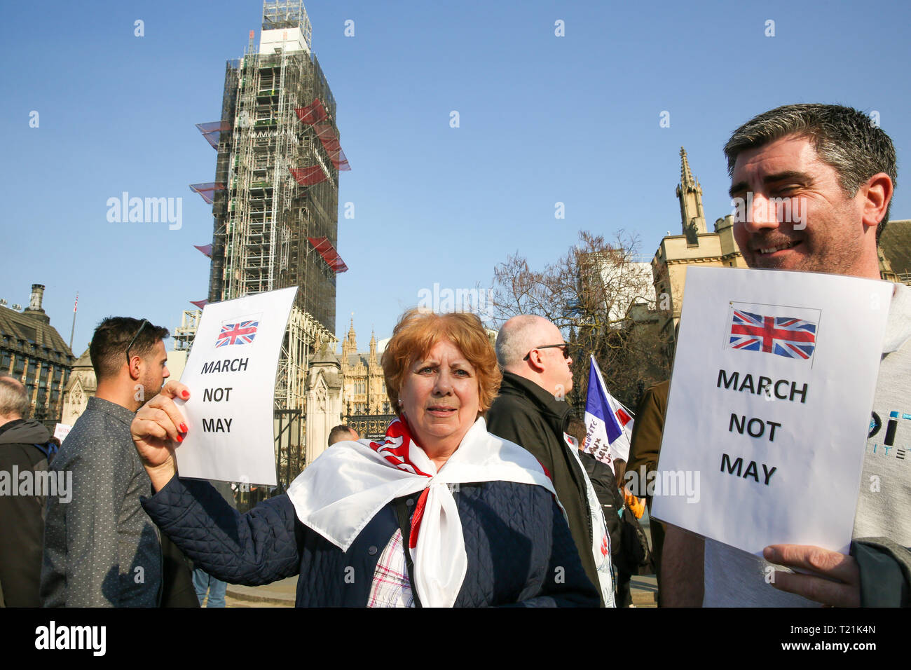 Londra, Regno Unito. 29 Mar, 2019. I dimostranti sono visti tenendo cartelloni fuori casa del Parlamento durante la dimostrazione. Lasciare gli attivisti di protesta contro il ritardo di Brexit, il giorno che il Regno Unito era dovuto a lasciare l'Unione europea. Il Primo Ministro inglese Theresa Maggio Brexit della trattativa è stata sconfitta per un terzo tempo da un margine di 58 voti. Credito: SOPA Immagini limitata/Alamy Live News Foto Stock