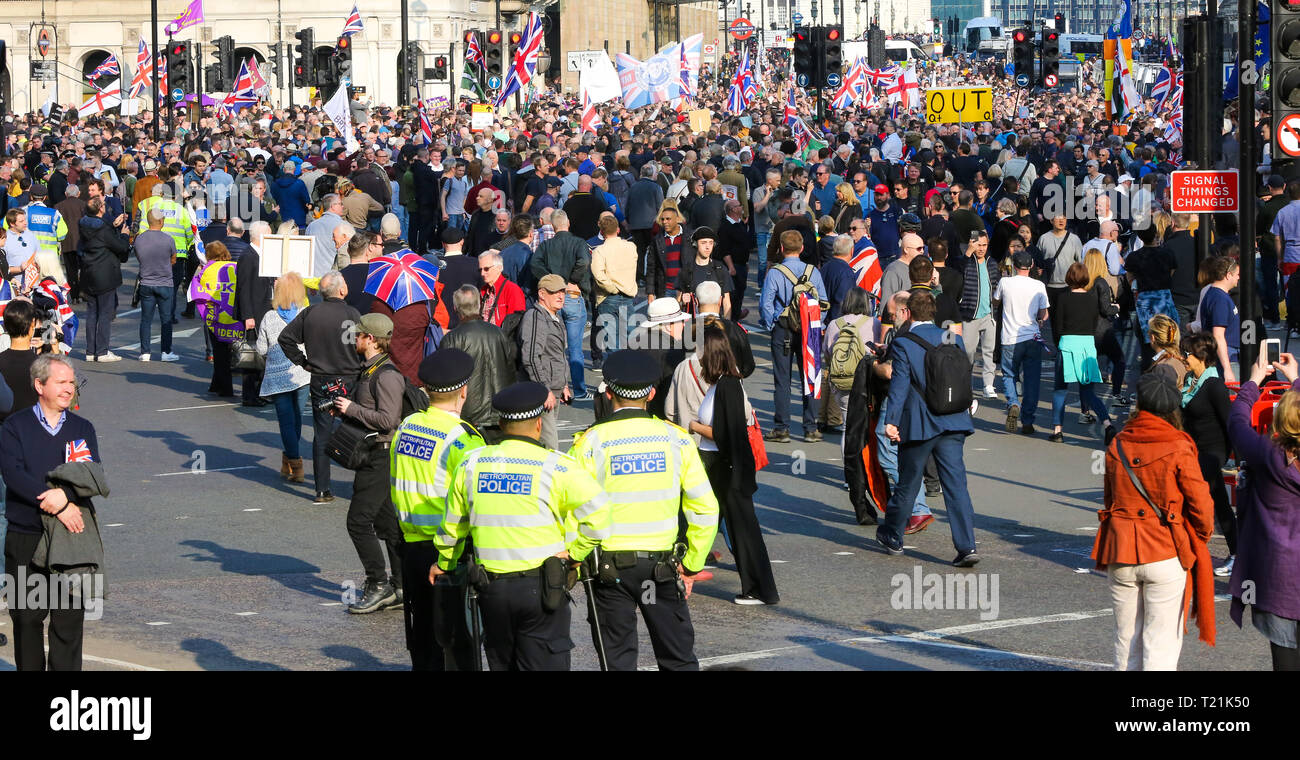 Londra, Regno Unito. 29 Mar, 2019. Migliaia di lasciare gli attivisti sono visti al di fuori del Parlamento durante la protesta. Lasciare gli attivisti di protesta contro il ritardo di Brexit, il giorno che il Regno Unito era dovuto a lasciare l'Unione europea. Il Primo Ministro inglese Theresa Maggio Brexit della trattativa è stata sconfitta per un terzo tempo da un margine di 58 voti. Credito: SOPA Immagini limitata/Alamy Live News Foto Stock