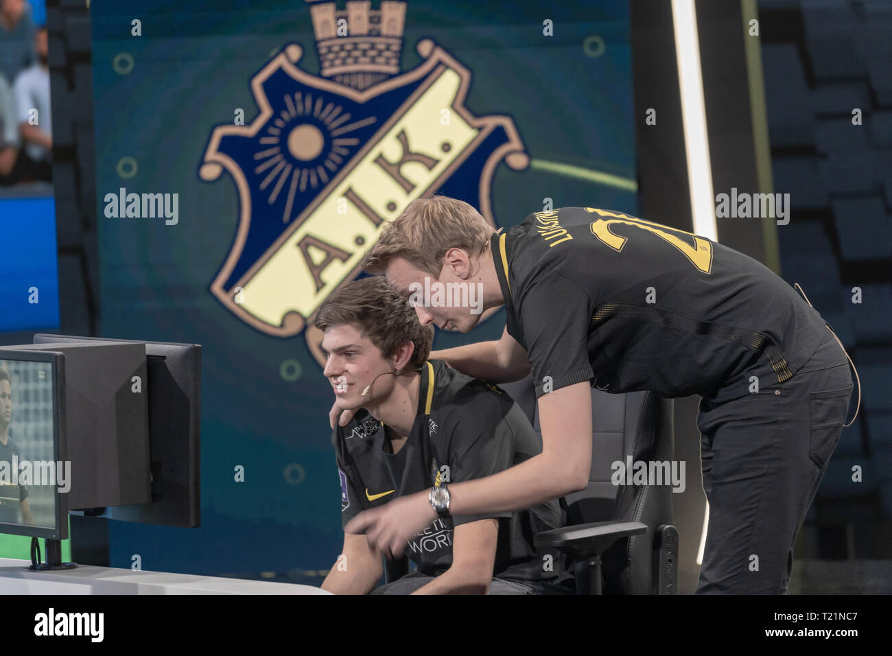 Stoccolma, Svezia. 29 marzo, 2019. eAllsvenskan round 2 una Fifa19 torneo creato da Svensk Elitfotboll e Dreamhack. tattica talk tra Rasmus e Lukas Credito: Daniel Bengtsson/Alamy Live News Foto Stock