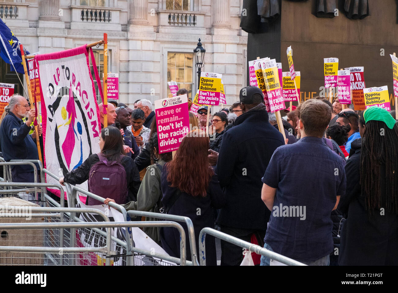 Londra, Regno Unito. 29 Mar, 2019. Il giorno in cui il Regno Unito era dovuto a lasciare l'UE. Vicino a Downing Street su Whitehall un sicuro cordone di polizia penne di manifestanti dal cavalletto fino al razzismo gruppo coinvolto in un contatore-dimostrazione per la pro-Brexit gruppi in piazza del Parlamento. Credito: Scott Hortop/Alamy Live News. Foto Stock