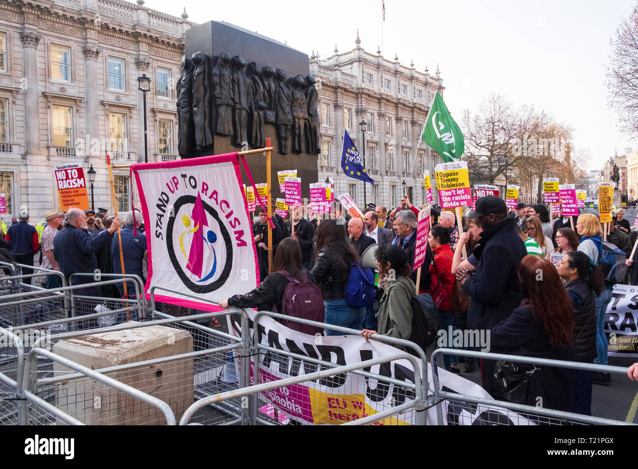 Londra, Regno Unito. 29 Mar, 2019. Il giorno in cui il Regno Unito era dovuto a lasciare l'UE. Vicino a Downing Street su Whitehall un sicuro cordone di polizia penne di manifestanti dal cavalletto fino al razzismo gruppo coinvolto in un contatore-dimostrazione per la pro-Brexit gruppi in piazza del Parlamento. Credito: Scott Hortop/Alamy Live News. Foto Stock