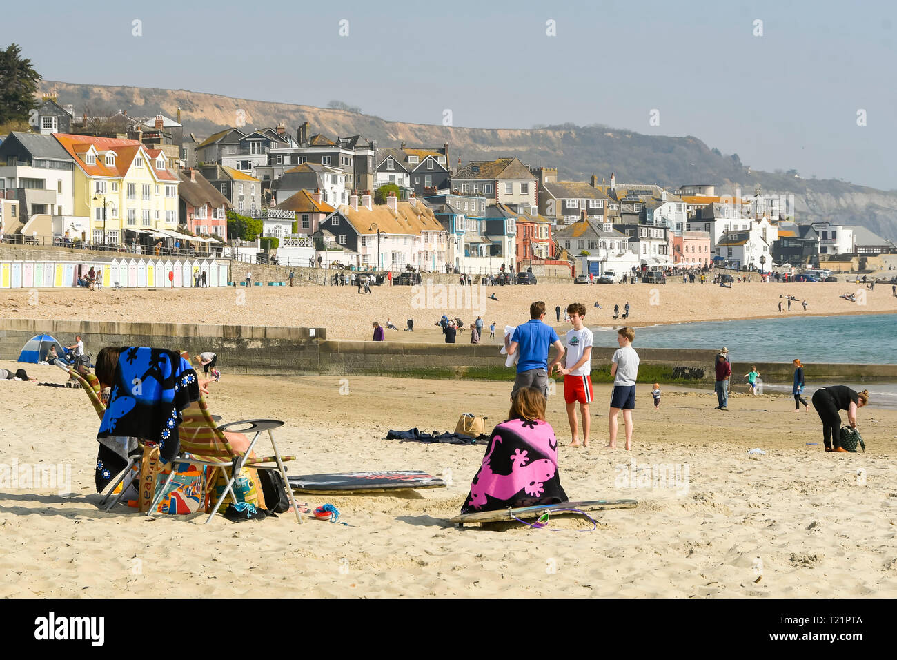 Lyme Regis, Dorset, Regno Unito. 30 Mar, 2019. Regno Unito Meteo. I visitatori sulla spiaggia godendo una giornata di cielo sereno e caldo sole primaverile alla stazione balneare di Lyme Regis nel Dorset. Credito Foto: Graham Hunt/Alamy Live News Foto Stock