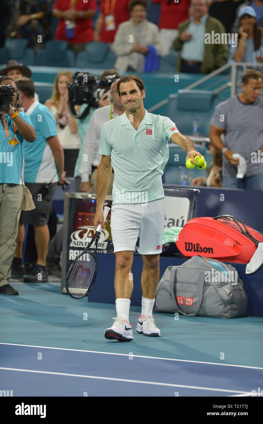 Giardini di Miami, FL, Stati Uniti d'America. 29 Mar, 2019. Roger Federer in azione contro Denis Shapovalov del Canada in azione contro durante una semifinale partita al Miami Open presentato da Itau all'Hardrock Stadium il 29 marzo 2019 nei giardini di Miami, Florida. R.Federer ha vinto 6-2, 6-4 Credito: Mpi10/media/punzone Alamy Live News Credito: MediaPunch Inc/Alamy Live News Foto Stock