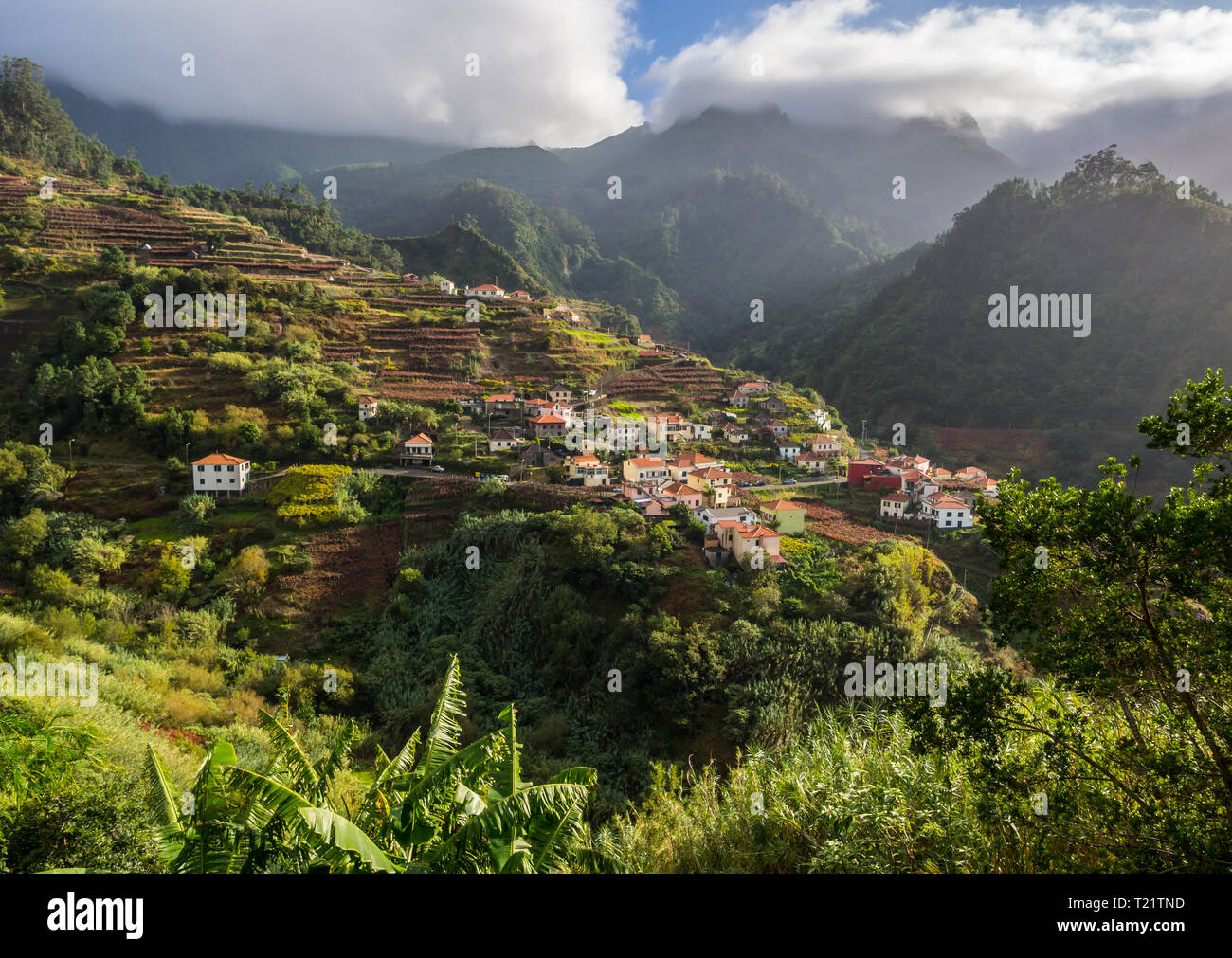 Case e panorama sull'isola di Madeira, Portogallo. Foto Stock