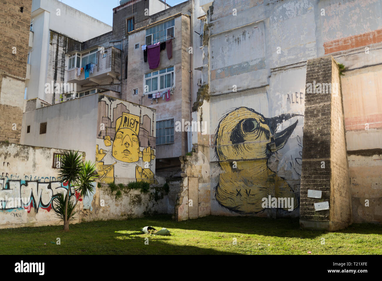 Taranto, Italia - 3 Febbraio 2019 - Il centro di una grande città del sud Italia, sul mare con il settore portuale, in una giornata di primavera. Graffiti su un buil Foto Stock
